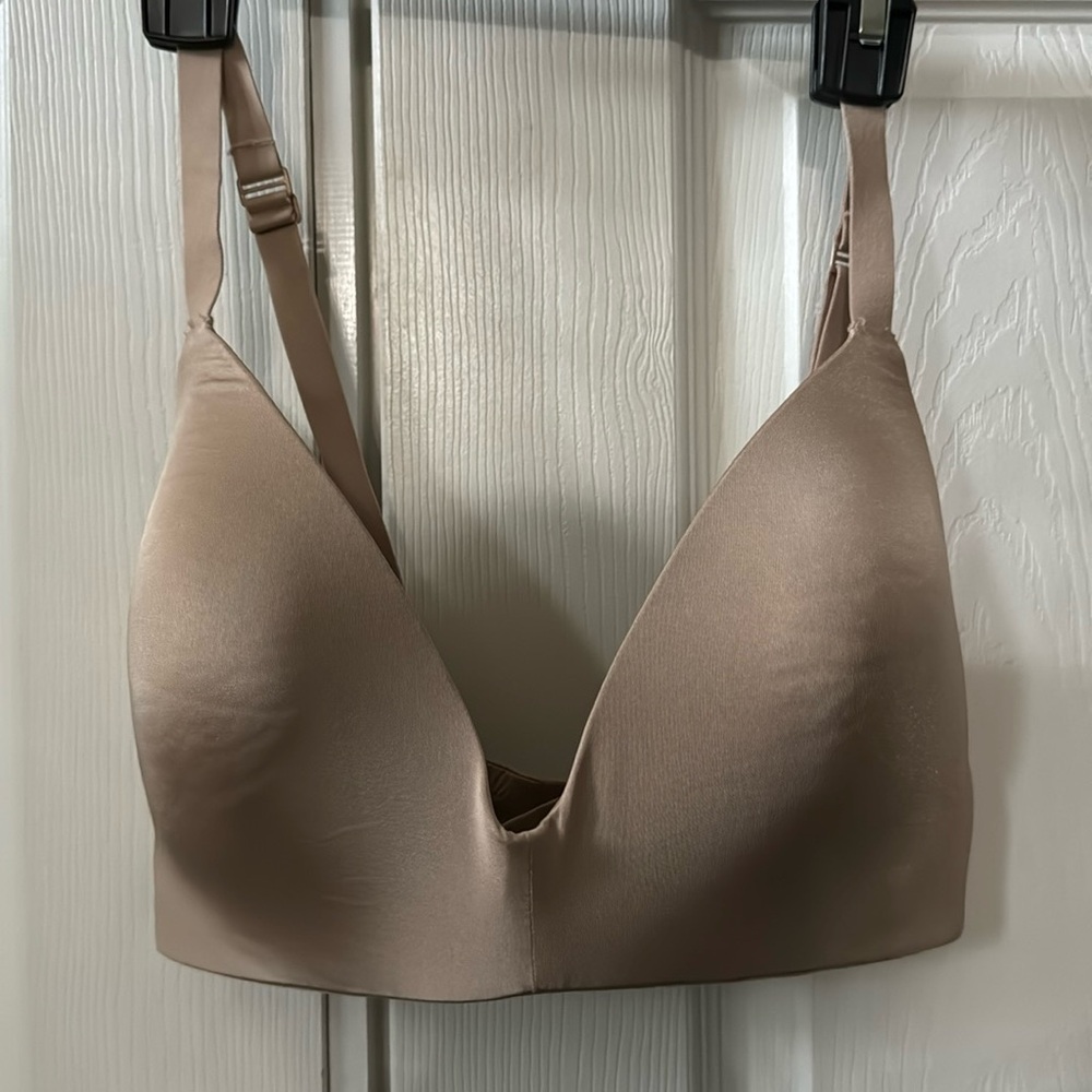 SKIMS t shirt wireless bra Sz 34DD